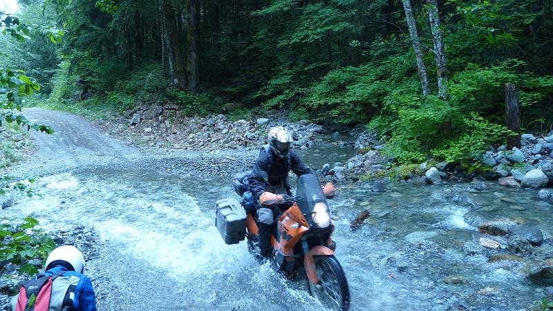 bc2ak-P0045.JPG - Alaska trip 08; bc2ak;Harrison Lake West;Creek crossing #1; TLGreen makes it look easy